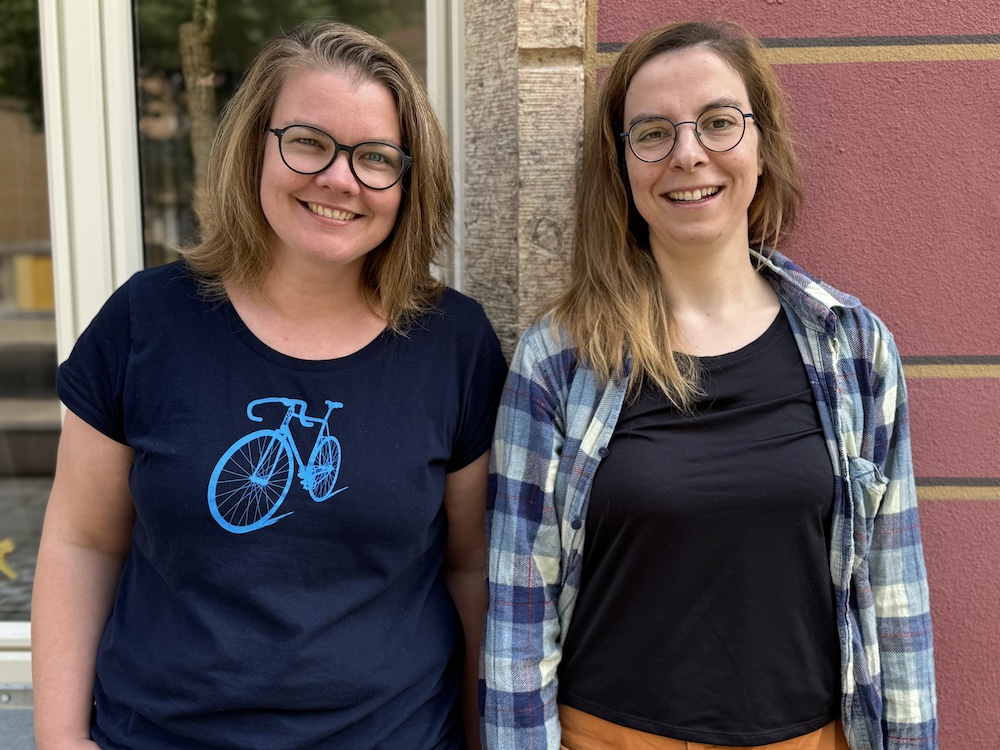 Mira Freiermuth und Karola Köpferl vor dem Stadtlabor.